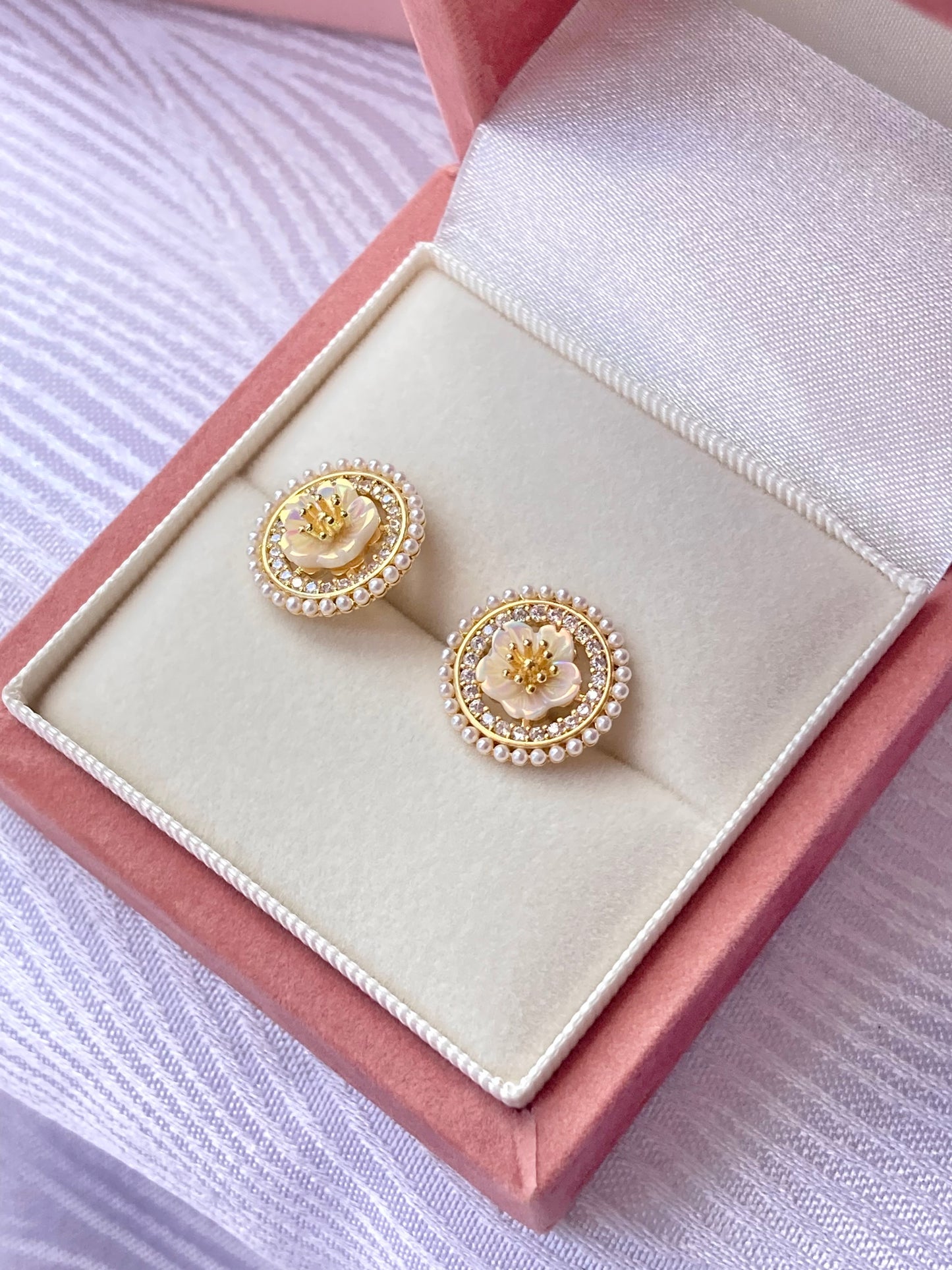 Aretes de flor de perlas oro