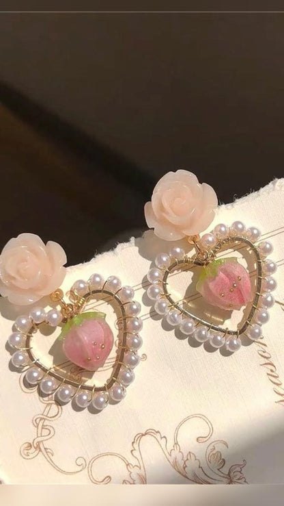 Aretes Darling de flor de resina y corazón de perla sintética