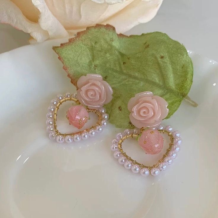 Aretes Darling de flor de resina y corazón de perla sintética