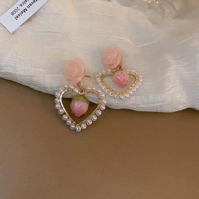 Aretes Darling de flor de resina y corazón de perla sintética