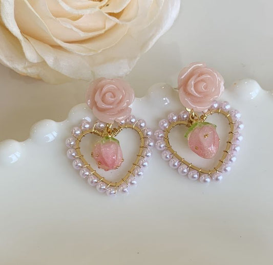 Aretes Darling de flor de resina y corazón de perla sintética