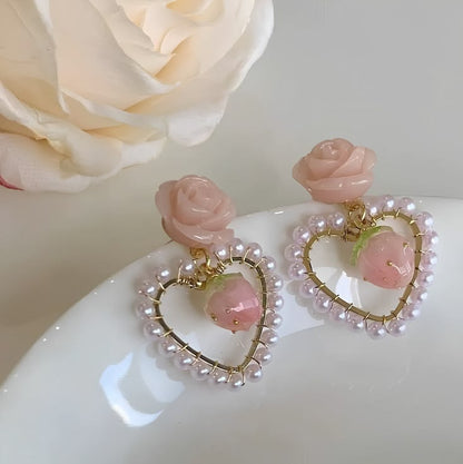 Aretes Darling de flor de resina y corazón de perla sintética