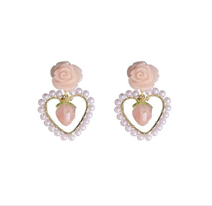 Aretes Darling de flor de resina y corazón de perla sintética